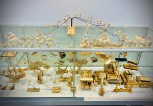 ショーケースの中に大型船や恐竜などさまざまな竹で作られた小物が展示されている写真