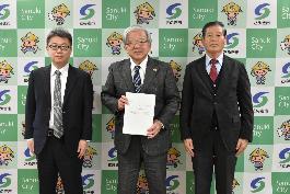 令和7年度総合戦略の推進にかかる提言書を市長へ提出した画像