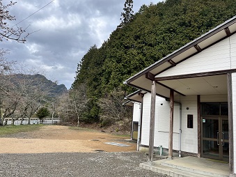 さぬき市移住体験ハウス（多和）のエントランスあたりから撮影されたグラウンドの写真