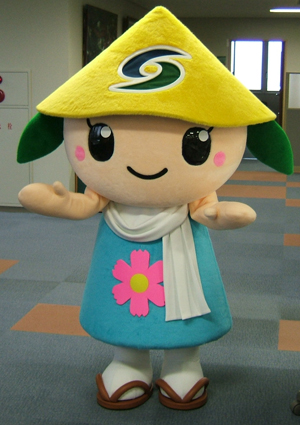 黄色い笠を被り水色のワンピースの上にお遍路用の白衣を纏った「さっきー」の着ぐるみの写真