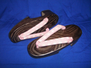 華やかな桃色の鼻緒の「女高右近」の写真