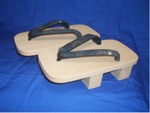 黒い鼻緒の「男柾下駄」の写真