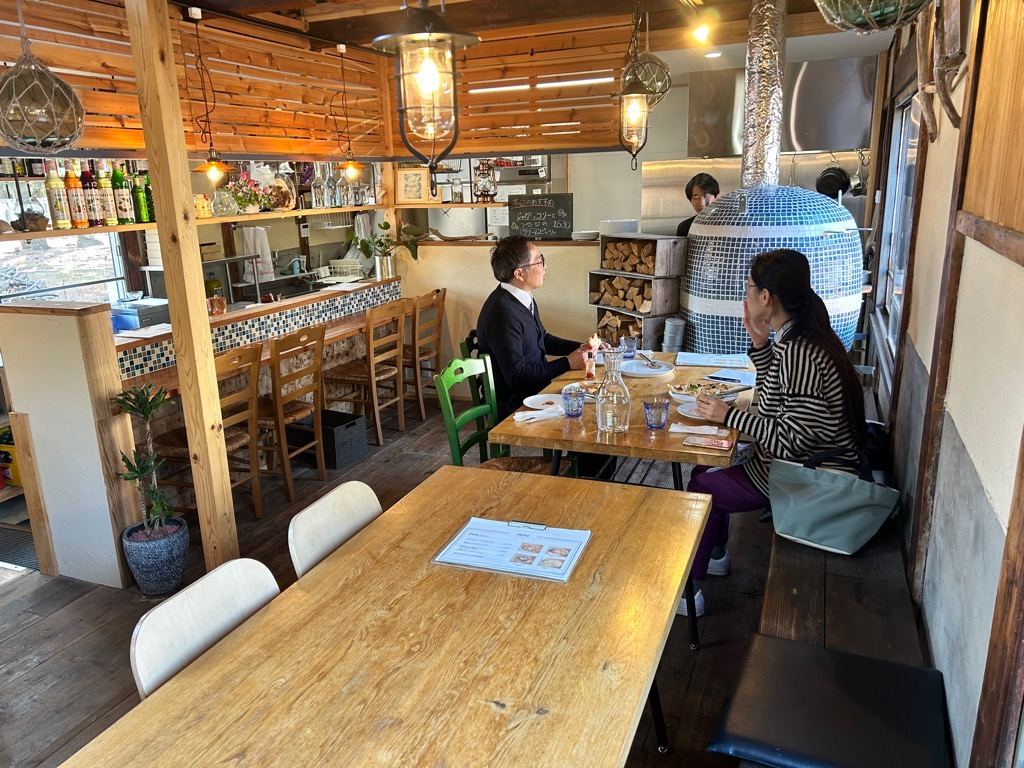 地域おこし協力隊が一丸となって立ち上げに関わったPORTO PIZZAでの昼食時の写真