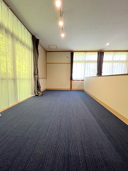 紺色のカーペットが敷かれたリビングの座敷部分の写真