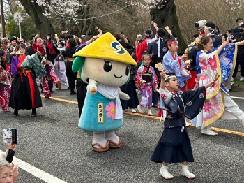 お祭りのパレードで「さっきー」と「さぬき舞人」のメンバーが一緒に踊っている写真