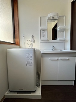 洗濯機が備え付けられた洗面所の写真