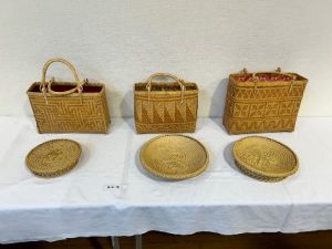 長方形の形をした3種類の竹でできた鞄の写真