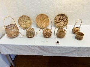 デザインや大きさがさまざまな竹で編まれたざるやカゴの写真