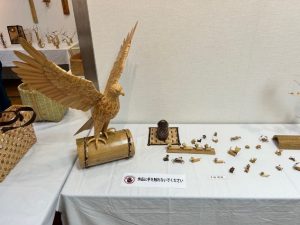 輪切りの竹の上で大きく翼を広げた竹で作られた鷹の置物の写真