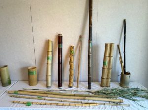 竹細工に使われる大きさ、長さ、太さ、形状などさまざまな種類の竹の写真