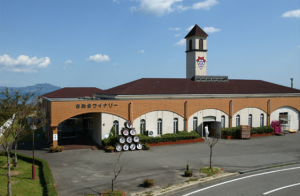 白色と茶色の外壁をした香川県の「さぬきワイナリー」の外観写真