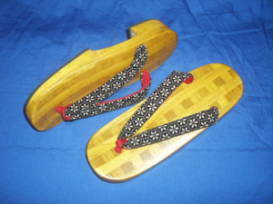 平成20年度香川県産品コンクールで優秀賞を受賞した寄せ木が特徴的な「女右近寄木」の写真